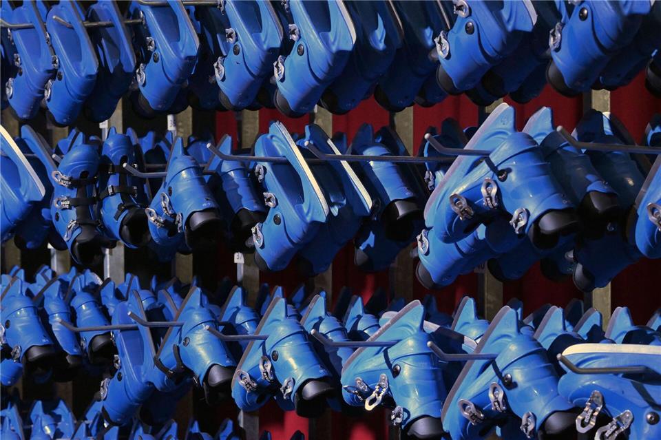 In Brandenburg können Sportbegeisterte auf verschiedenen Eislaufbahnen sich austoben.Michael Bahlo/dpa