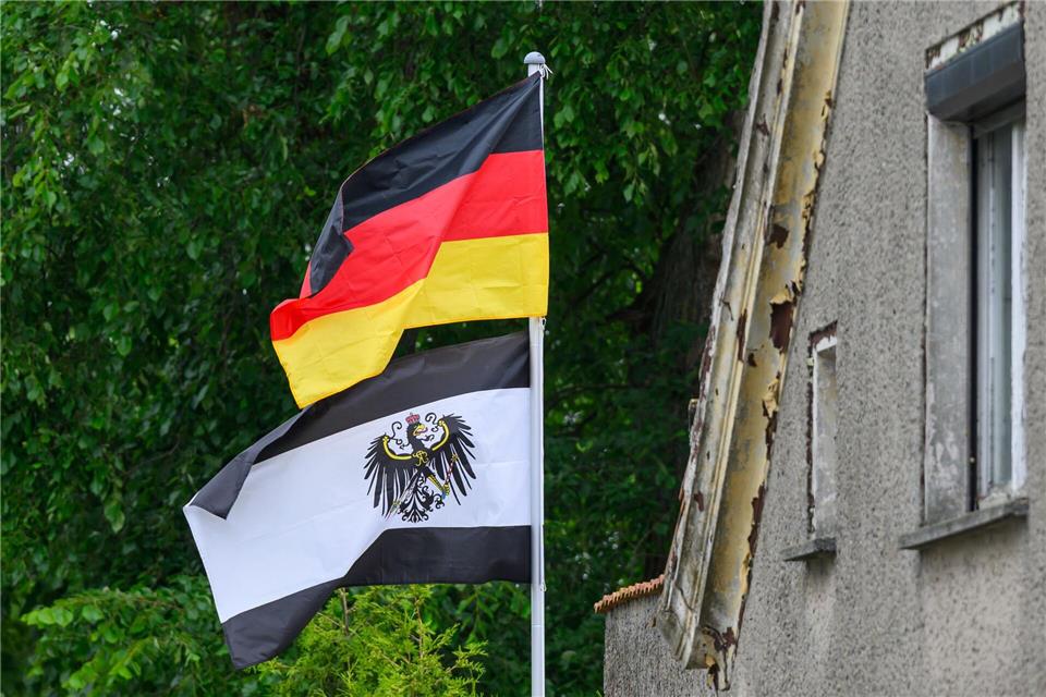 In Brandenburg werden aktuell rund 1.000 Menschen der Szene der sogenannten Reichsbürger zugeordnet. (Symbolbild)Patrick Pleul/dpa