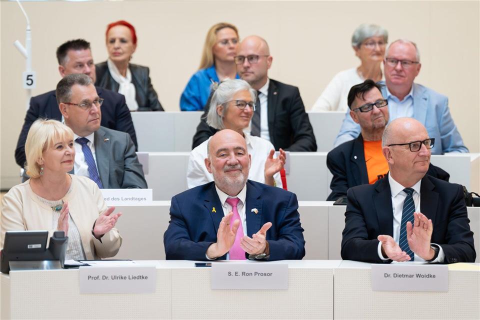 In Brandenburg wurden die diplomatischen Beziehungen zwischen Deutschland und Israel gewürdigt - auch Israels Botschafter Ron Prosor (unten Mitte) war dabei.Soeren Stache/dpa