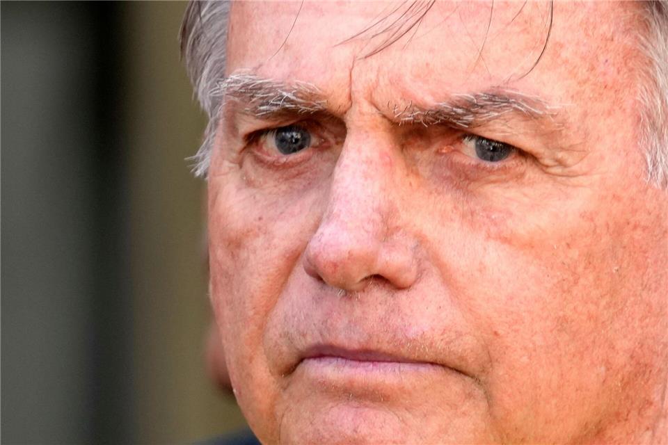 In Brasilien hat das Oberste Gericht mit der Urteilsfindung gegen den früheren Präsidenten Jair Bolsonaro begonnen. (Archivbild)Eraldo Peres/AP/dpa