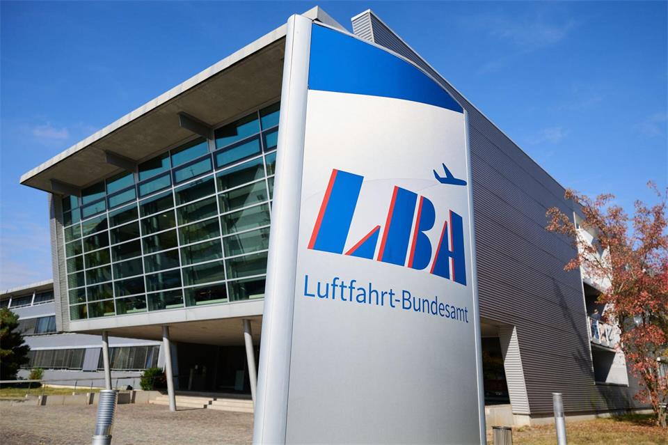 In Braunschweig ist der Sitz des Luftfahrt-Bundesamts – deshalb wird dort verhandelt.Julian Stratenschulte/dpa
