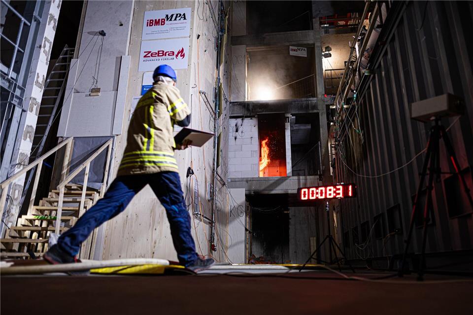 In Braunschweig untersuchen Brandforscher die Nutzung von Treppenhäusern im Brandfall. Moritz Frankenberg/dpa