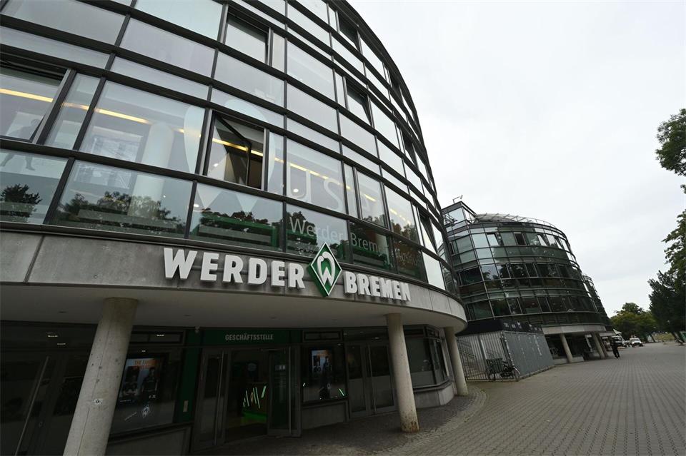 In Bremen ist in der Nacht eine Treppe vor dem Weserstadion grün und weiß besprüht worden. (Symbolbild)Carmen Jaspersen/dpa