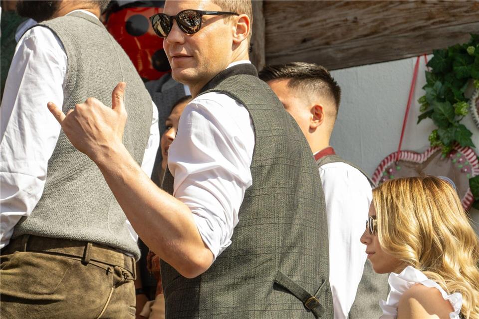 In Bremen musste Torwart Manuel Neuer angeschlagen passen, beim Bierzelt-Besuch war er dabei.Stefan Puchner/dpa