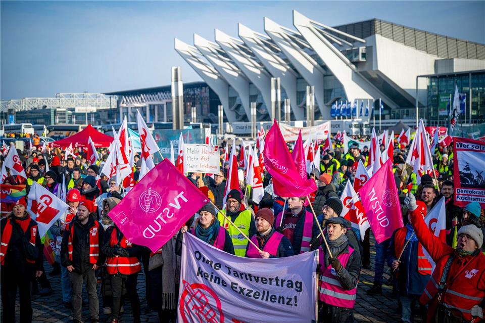 In Bremen schlossen sich Tausende Landesbeschäftigte dem Warnstreik an.Sina Schuldt/dpa