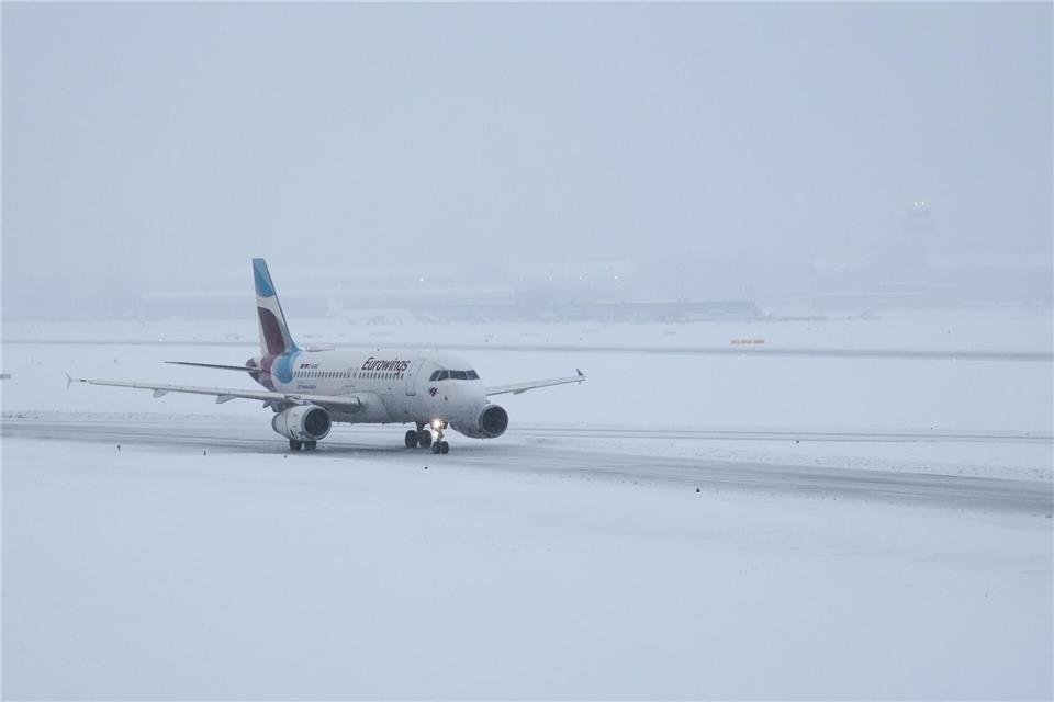 In Bremen und Hannover starteten Maschinen. (Symbolbild)Christian Charisius/dpa