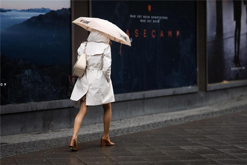 In Bremen und Niedersachsen sollten die Menschen am Wochenende weiter einen Regenschirm parat halten. (Symbolbild)Julian Stratenschulte/dpa