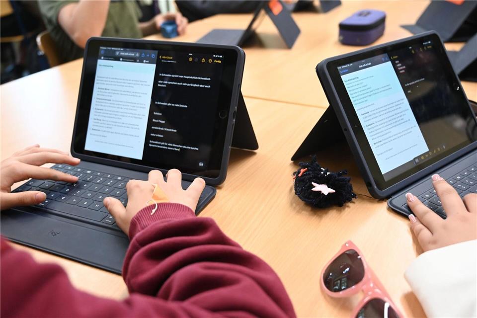In Bremen wird die KI-Software „Telli“ bereits in Schulen eingesetzt - der Augsburger Schulpädagoge Zierer h#lt das für falsch. (Symbolbild)Carmen Jaspersen/dpa