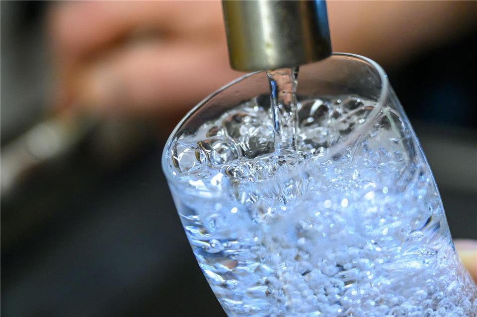 In Briesen (Mark) sollen die Bewohner das Trinkwasser zunächst weiter vorsorglich abkochen (Symbolbild).Hendrik Schmidt/dpa
