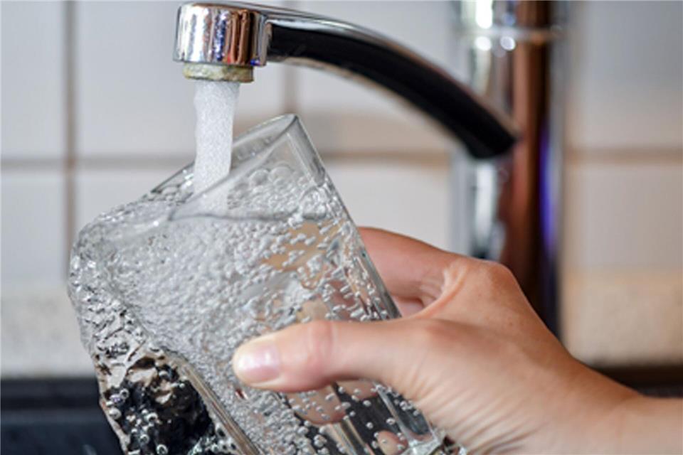 In Buckow und in Zehdenick müssen Menschen ihr Wasser derzeit abkochen. (Symbolbild)Patrick Pleul/dpa-Zentralbild/dpa
