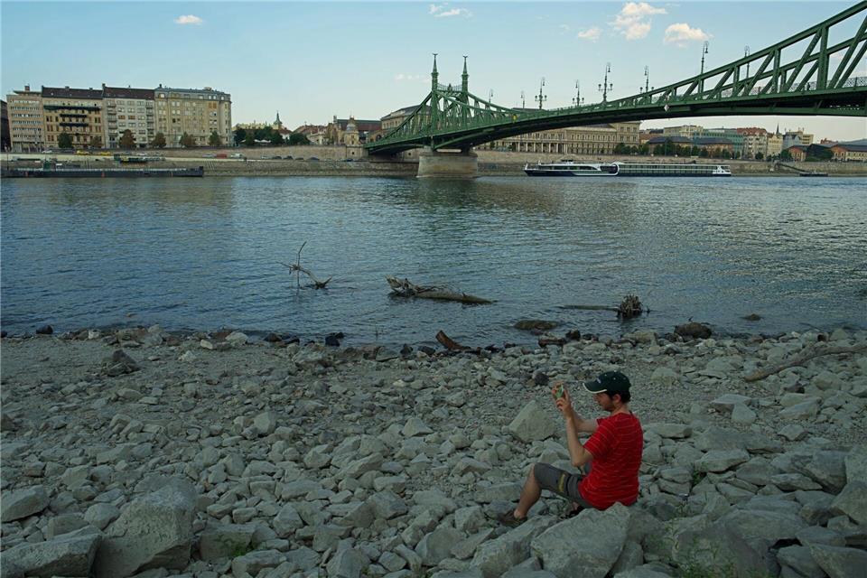 In Budapest führt die Donau wenig Wasser - Relikte aus der Vergangenheit kommen zum Vorschein.Bela Szandelszky/AP/dpa