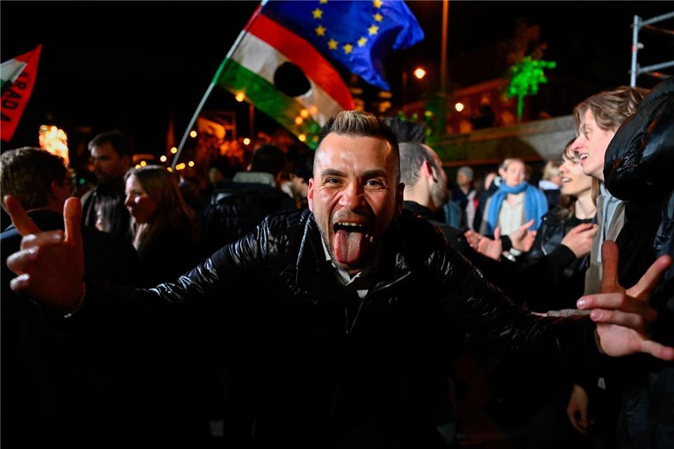 In Budapest und vielen anderen Städten des Landes feierten die Menschen ausgelassen den Wahlsieg der Tisza-Partei. Denes Erdos/AP/dpa