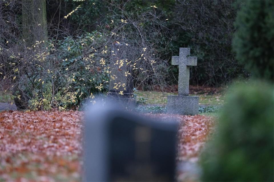 In Chemnitz rechnet die Stadt mit einem moderaten Anstieg der Friedhofsgebühren. (Symbolbild)Sebastian Willnow/dpa