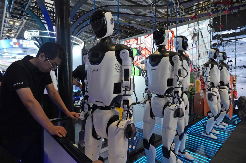 In China entwickeln zahlreiche Unternehmen humanoide Roboter. (Archivbild) Ng Han Guan/AP/dpa