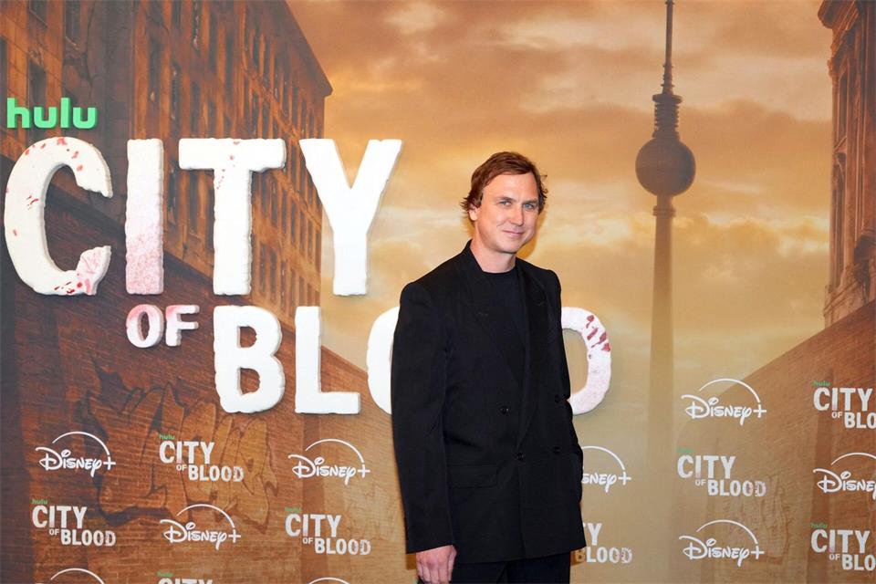 In „City of Blood“ spielt Lars Eidinger einen Vampir. (Archivbild)Soeren Stache/dpa