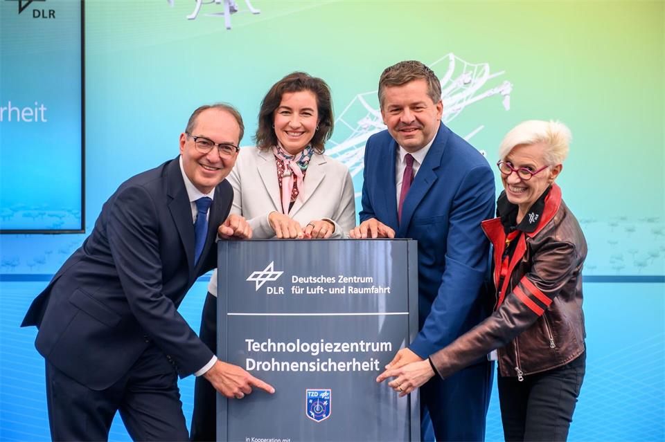 In Cochstedt ist ein neues Technologiezentrum für Drohnensicherheit eröffnet worden.Klaus-Dietmar Gabbert/dpa