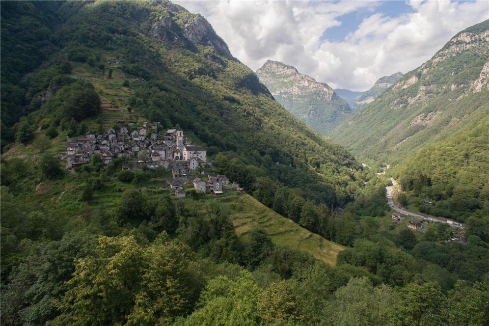 In Corippo im Tal der Verzasca entstand das erste „Albergo diffuso“ des Kantons: Das „aufgeteilte Hotel“ verteilt sich über mehrere Häuser im Dorf.Skyscoop/Ticino Turismo/dpa-tmn