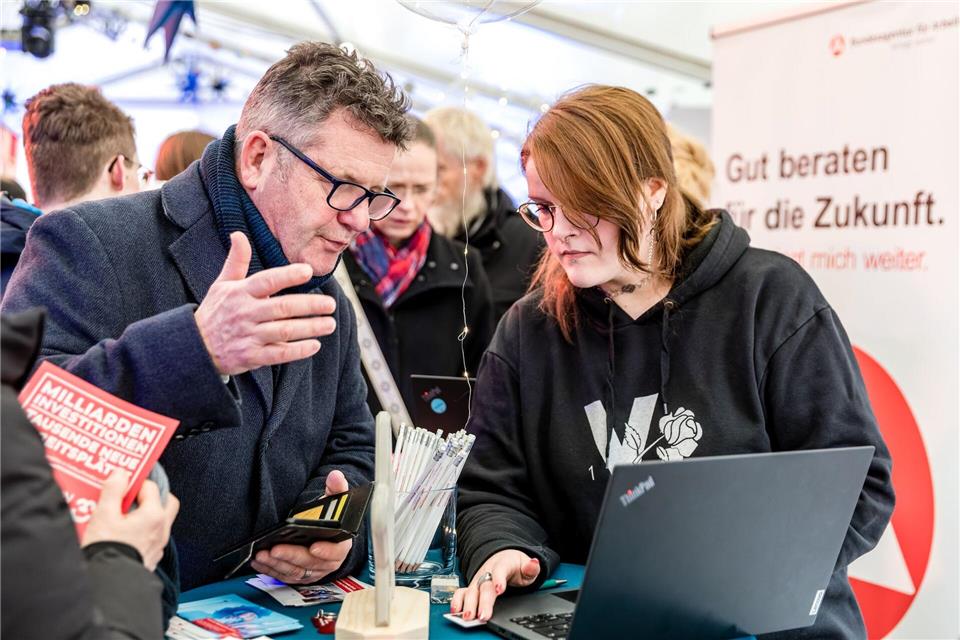 In Cottbus suchen viele Unternehmen händeringend nach Personal.Frank Hammerschmidt/dpa