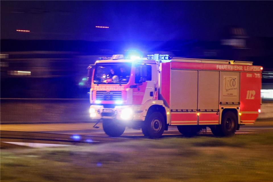 Nachbar rettet Anwohner bei Wohnhausbrand in Crimmitschau In Crimmitschau brennt am Morgen ein Mehrfamilienhaus. (Symbolbild)Jan Woitas/dpa