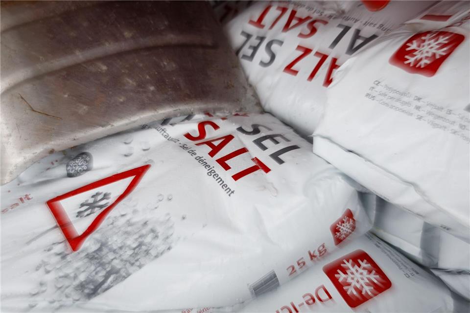In Cuxhaven haben Diebe rund 60 Säcke Streusalz gestohlen. (Symbolbild)Friso Gentsch/dpa