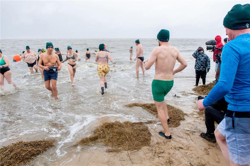 In Cuxhaven trauten sich an Neujahr Hunderte mutige Schwimmer in die Nordsee. Hauke-Christian Dittrich/dpa