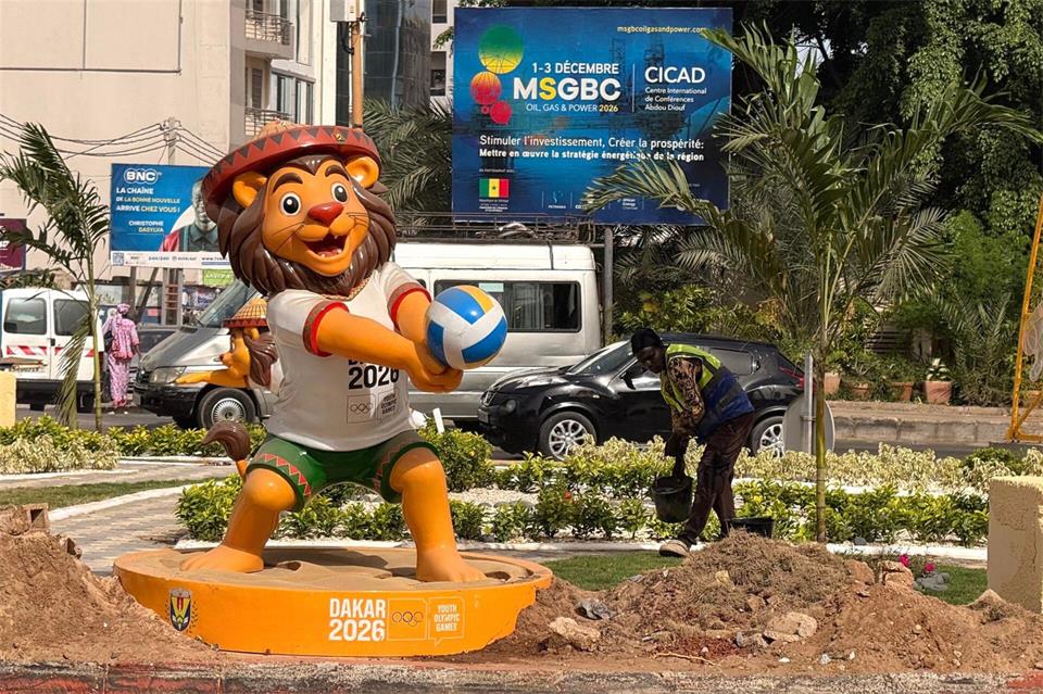 In Dakar wurden ein Stadion und das Olympische Schwimmbad saniert, Straßen erneuert und Plätze begrünt. Christina Peters/dpa