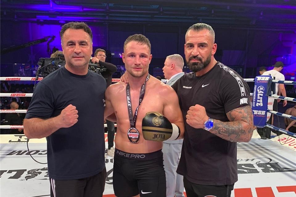 In Darmstadt erfolgreich: Nick Morsink mit seinem beiden Betreuern Adnan Saciri (Thai Gym Borken, links) und Semih Yologlu (Fight Academy Almelo).