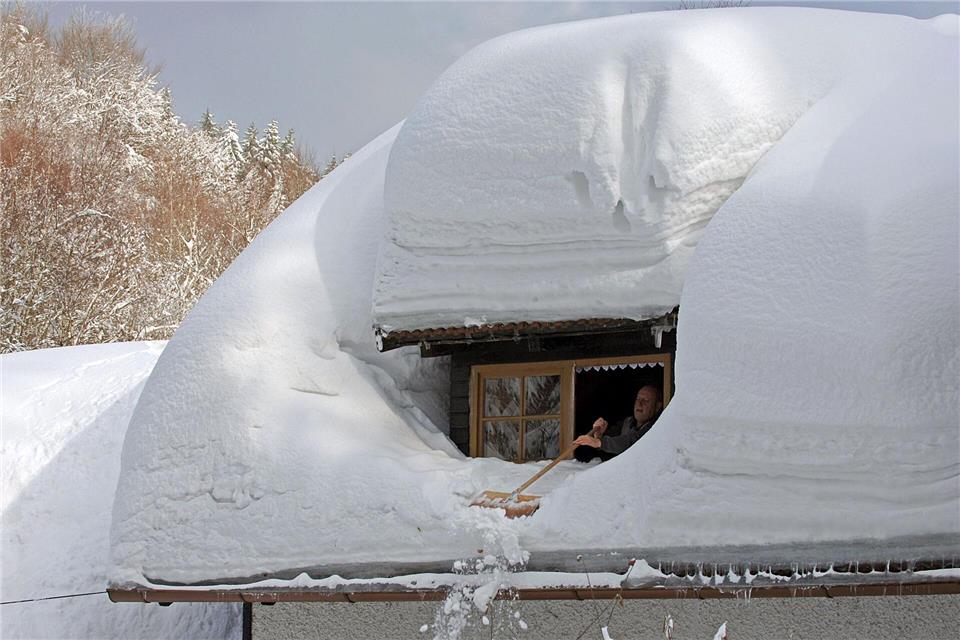 In Deggendorf türmte sich der Schnee meterhoch auf einem Hausdach. (Archivbild)picture alliance / dpa-tmn