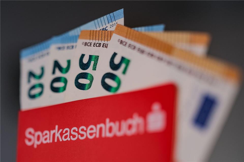 In Deutschland beliebt: Bargeld, Sparbuch, Tagesgeld. (Symbolbild)Oliver Berg/dpa/dpa-tmn