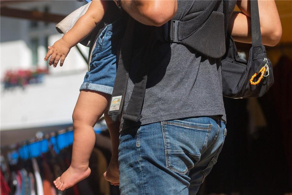 In Deutschland erklären 42 Prozent der Väter, kranke Kinder mindestens ebenso häufig zu betreuen wie ihre Partnerinnen. (Symbolbild)Fernando Gutierrez-Juarez/dpa