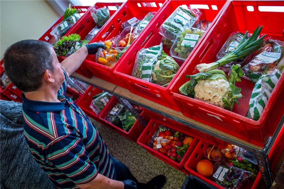 In Deutschland gibt es 975 Tafeln für die sich rund 75.000 Menschen ehrenamtlich engagieren. (Archivbild)Jens Büttner/dpa