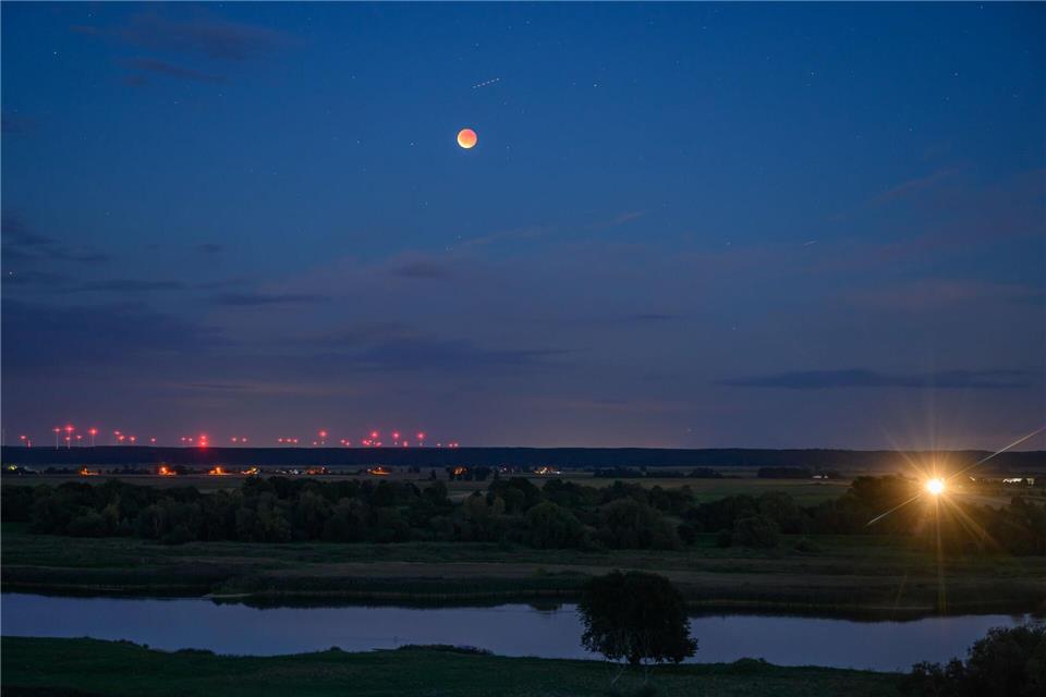 Rötliche Scheibe: Totale Mondfinsternis über Deutschland In Deutschland gibt es die nächste Chance am 31. Dezember 2028. Patrick Pleul/dpa