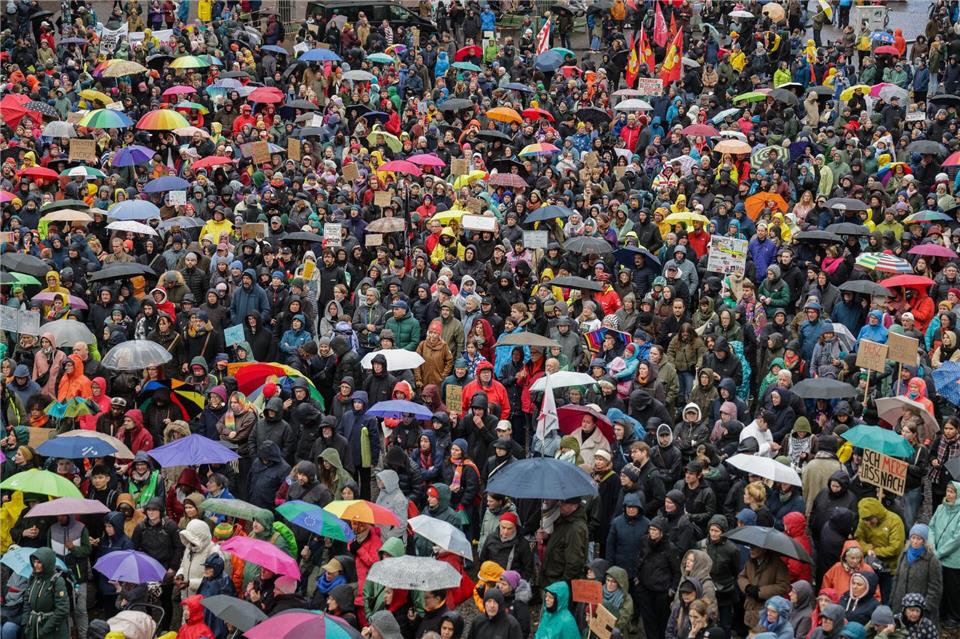 In Deutschland leben mehr als 80 Millionen Menschen. Laut einer Prognose könnte die Zahl in den kommenden Jahren sinken.Focke Strangmann/dpa