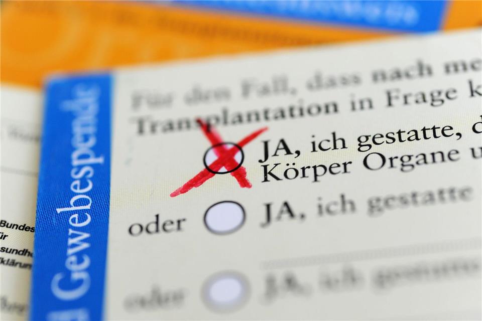 In Deutschland müssen spätere Spender zu Lebzeiten oder stellvertretend die Angehörigen einer Organentnahme explizit zustimmen. (Symbolbild)Marie Reichenbach/dpa