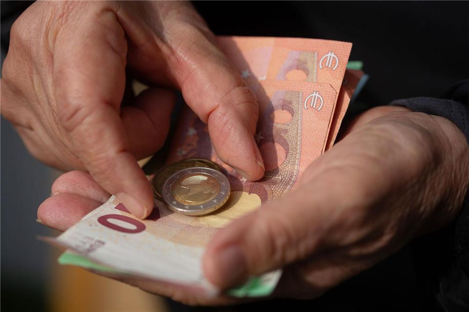 In Deutschland sind die Bezüge aus der gesetzlichen Rente im Schnitt nicht üppig. (Archivbild)Fernando Gutierrez-Juarez/dpa