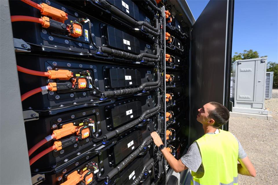 In Deutschland sind in diesem Jahr schon Hunderttausende Batteriespeicher in Betrieb gegangen. (Archivbild)Hendrik Schmidt/dpa