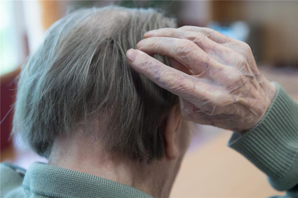 In Deutschland steigt die Zahl der Männer, die an Demenz sterben. (Symbolbild)Sebastian Kahnert/dpa-Zentralbild/dpa