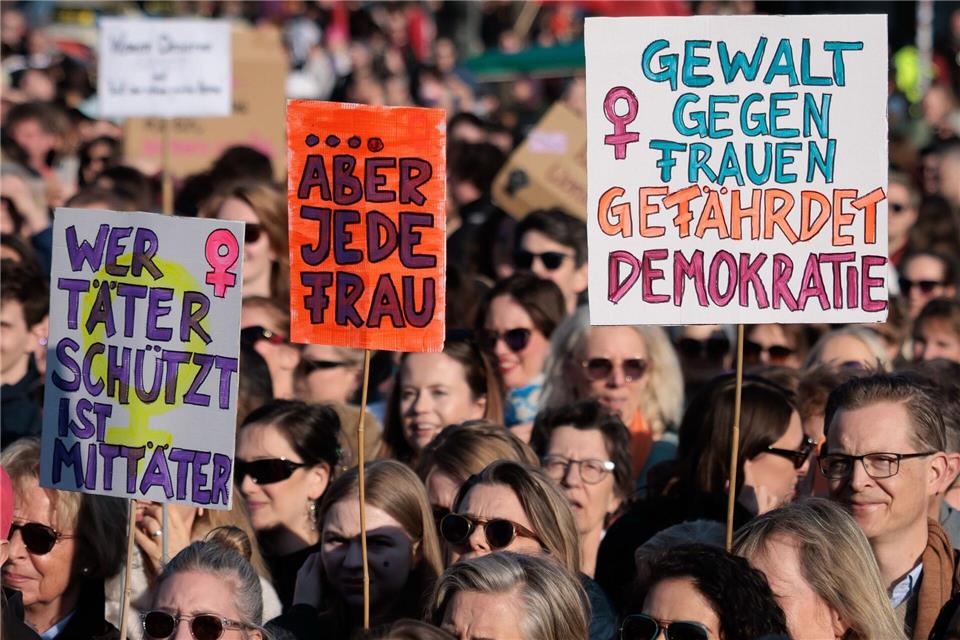 In Deutschland wächst das Bewusstsein für das Thema Gewalt gegen Frauen.Carsten Koall/dpa