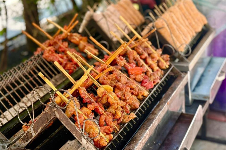 In Deutschland wäre das eher ein Mittagessen - aber die Thais lieben marinierte Schweinespieße (Moo Ping) schon zum Frühstück. Carola Frentzen/dpa