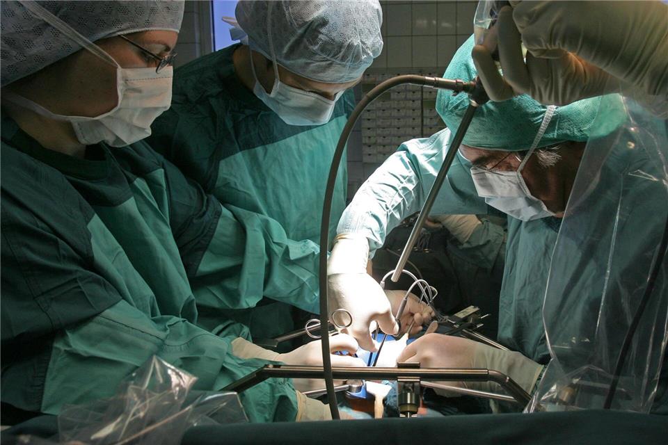 In Deutschland warten über 8.000 Menschen auf eine Organspende, vielfach schon seit Jahren.Jan-Peter Kasper/dpa-Zentralbild/dpa