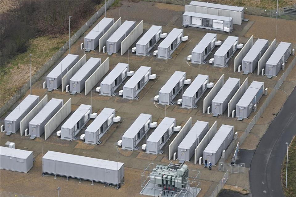 In Deutschland werden immer mehr Batterie-Großspeicher gebaut. Das bislang größte Projekt entsteht jetzt im sachsen-anhaltischen Klostermansfeld. (Archivbild)Patrick Pleul/dpa