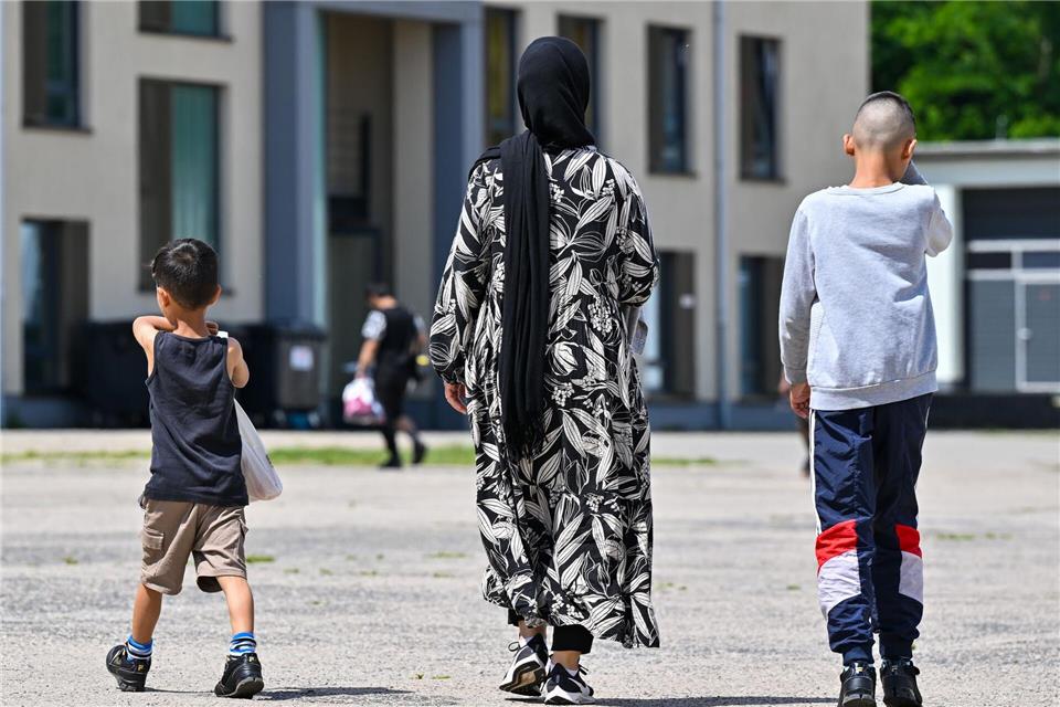 In Deutschland wohnen viele Asylbewerber länger als sie eigentlich müssten in staatlichen Unterkünften, weil sie Schwierigkeiten haben, eine Wohnung zu finden. (Archivbild)Patrick Pleul/dpa