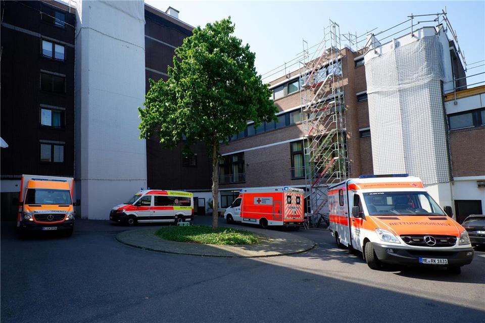 In Dormagen mussten einige Bewohner aus dem überhitzten Gebäude geholt werden.Henning Kaiser/dpa