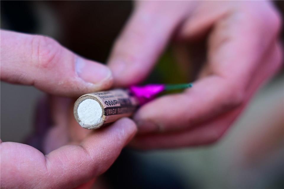 In Dortmund ist ein Böller in der Hand eines Kindes detoniert. (Archivbild) Sebastian Gollnow/dpa