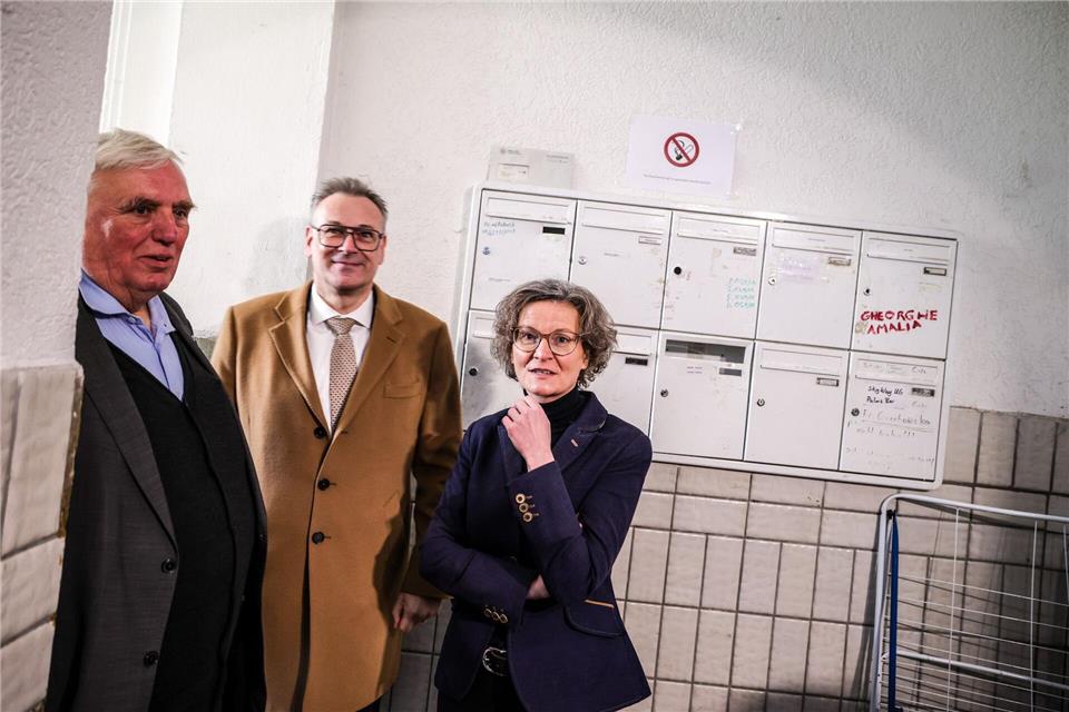 In Dortmund machten Landessozialminisiter Karl-Josef Laumann, Stefan Szuggat, Dezernent der Stadt Dortmund und sich NRW-Bauministerin Ina Scharrenbach (v.l.n.r.) ein Bild der Situation vor Ort. Christoph Reichwein/dpa
