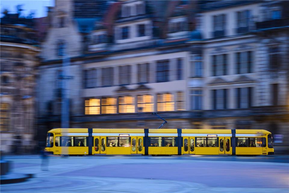 In Dresden Fahren Busse und Bahnen trotz Glätte. (Symbolbild)Robert Michael/dpa