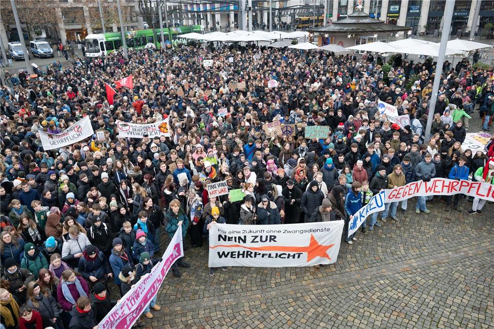 In Dresden begann der Protest um 10.00 Uhr.Sebastian Kahnert/dpa
