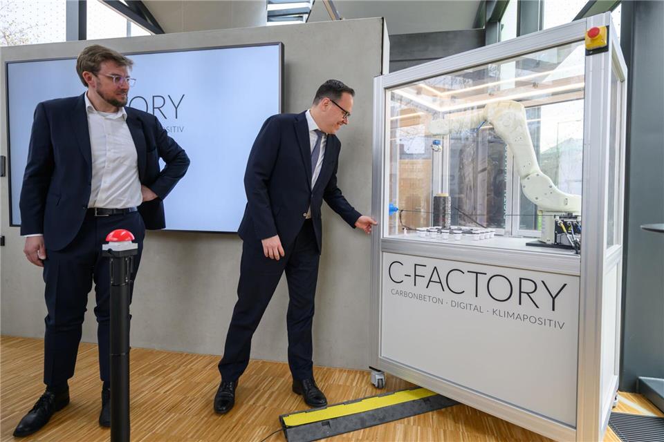 In Dresden erfolgte der Startschuss für das weltweit erste Carbonbetonwerk, dass in den kommenden vier Jahren in Leipzig entstehen soll. Robert Michael/dpa