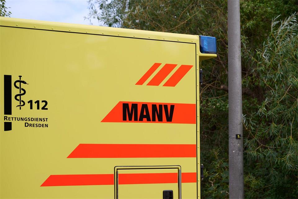 In Dresden ist MANV-Alarm (Massenanfall von Verletzten) wegen Atemwegsreizungen bei Schülern ausgelöst worden.  Katharina Kausche/dpa