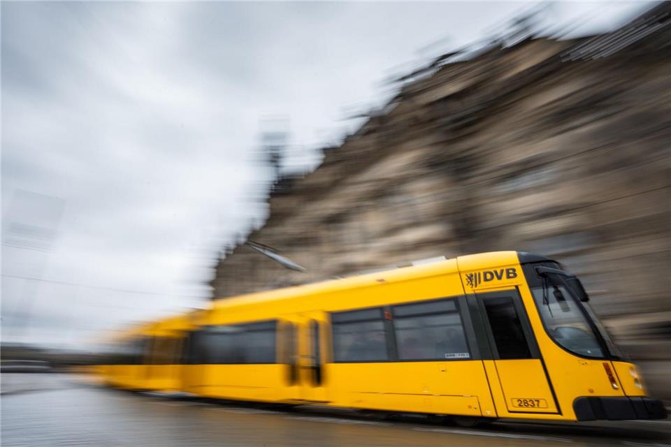 In Dresden ist ein 53-jähriger Mann bei einem Unfall mit einer Straßenbahn ums Leben gekommen. (Symbolbild)Robert Michael/dpa